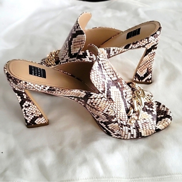 White House Black Market White Brown W/ Gold Chain Snakeskin Mule Heels Sz 6.5 - Picture 2 of 16
